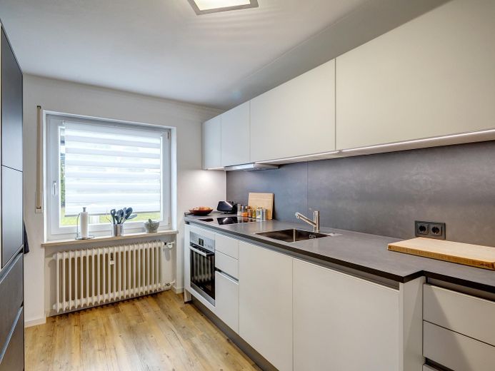 Wohnen, Arbeiten, Vermieten: Flexibles Raumwunder mit Anbau! – Küche