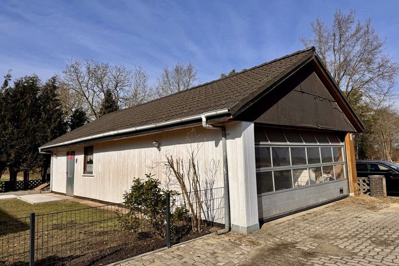 Stilvolles Einfamilienhaus mit hochwertiger Teilsanierung und großzügiger Garage – Garage