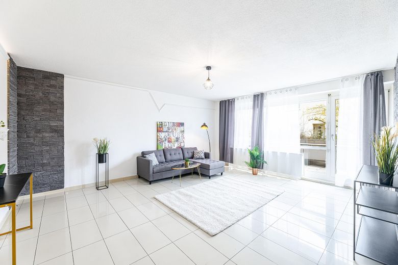 Geräumiges helles Wohnzimmer 