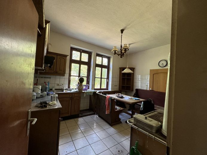 altes Forsthaus, Nebengebäude, 7600qm Grundstück, teilbar in 4 Baugrundstücke einzeln erwerbar – Küche unten
