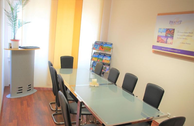 Kleines Büro mit Balkon mitten in City – Meeting