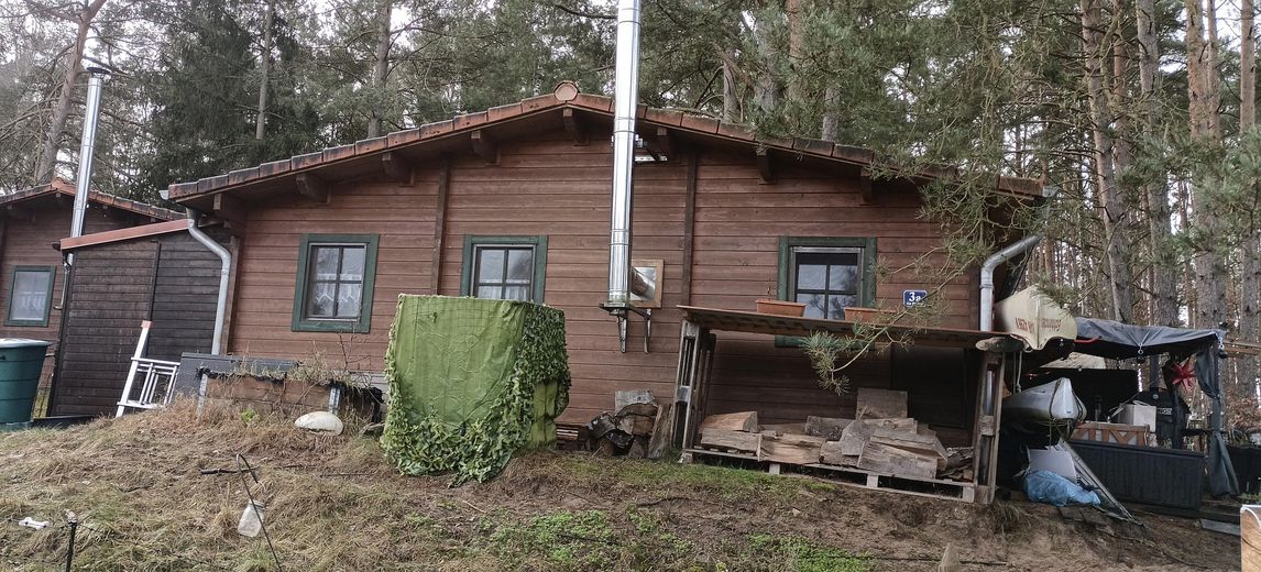 Ruhig, sicher und abseits von einer Stadt: Holzhaus Luxuslage im Wald eingebettet zwischen 3 Seen – Ansicht hinten