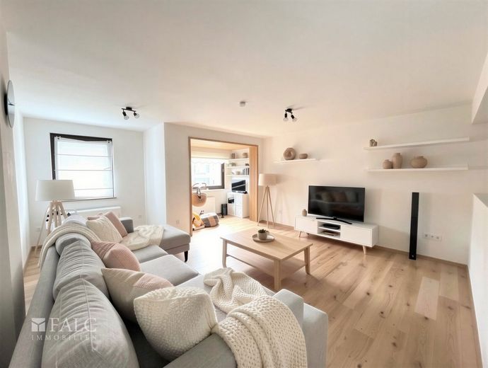 Großzügige 3,5-Zimmer-Wohnung mit Balkon und optionalem Dachboden in Essen-Holsterhausen – Wohnzimmer - (KI generiert)