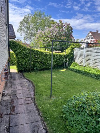 Freistehendes Zweifamilienhaus mit Garage und Gartenidylle – Gartenbereich