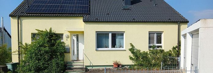 Einfamilienhaus mit Einliegerwohnung, Photovoltaikanlage und großen Garten - provisionsfrei – Ansicht Straße
