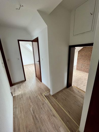 Charmante 4-Zimmer-Maisonette mit Kamin & Einbauküche in Seevetal-Ohlendorf – Flur