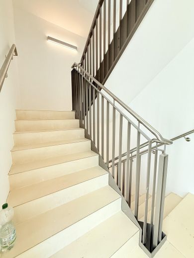 Erstbezug & provisionsfrei! Moderne Gewerbeeinheit im Akazienkiez – Ideal für Praxis oder Büro H9-32 – Treppenhaus
