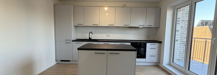 Eerste bewoning nieuwbouw – Exclusieve 4-kamerwoning met westloggia in Kaltenkirchen – Wohnzimmer mit Einbauküche