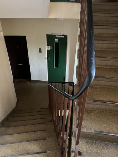 gepflegter Hausflur / Aufzug