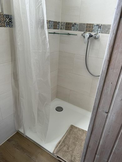 Casa con tetto spiovente sul bellissimo lago Freilinger See nel villaggio turistico – completamente arredata – Foto 14
