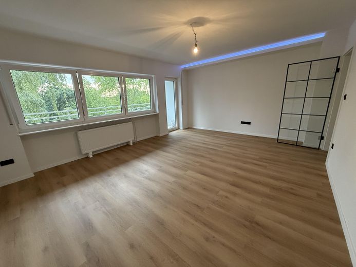 Hochwertig kernsanierte 3-Zimmer-Wohnung mit Loggia und Stellplatz in Nürnberg-Zabo – Wohnzimmer