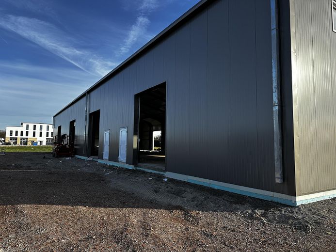Moderne Warmhalle 1x114m2/NE5, 1x114m2+22m2 Büro/NE6 – Foto 4