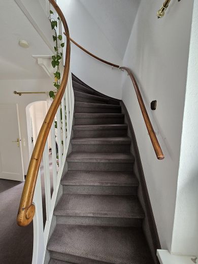 Großzügiges Einfamilienhaus mit viel Potenzial - provisionsfrei – Treppe nach oben