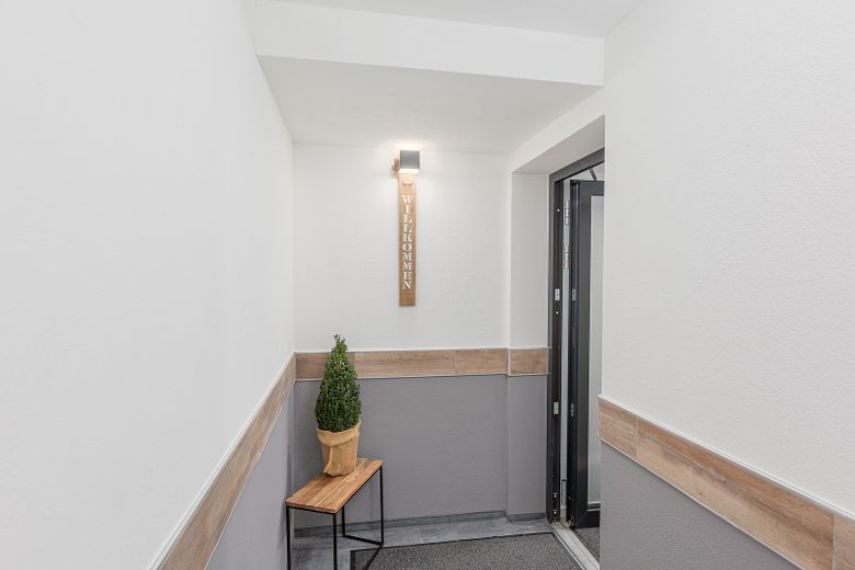 Neubau: vollmöblierte Businessapartments mit Panoramablick – Eingang zu Apartments 1 bis 3