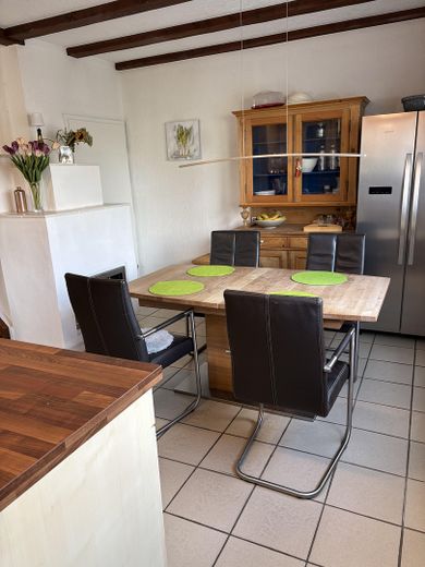 192 m²’lik geniş aile evi – modernize edilmiş, 7 oda, 3 banyo ve B enerji sınıfı – Wohnküche