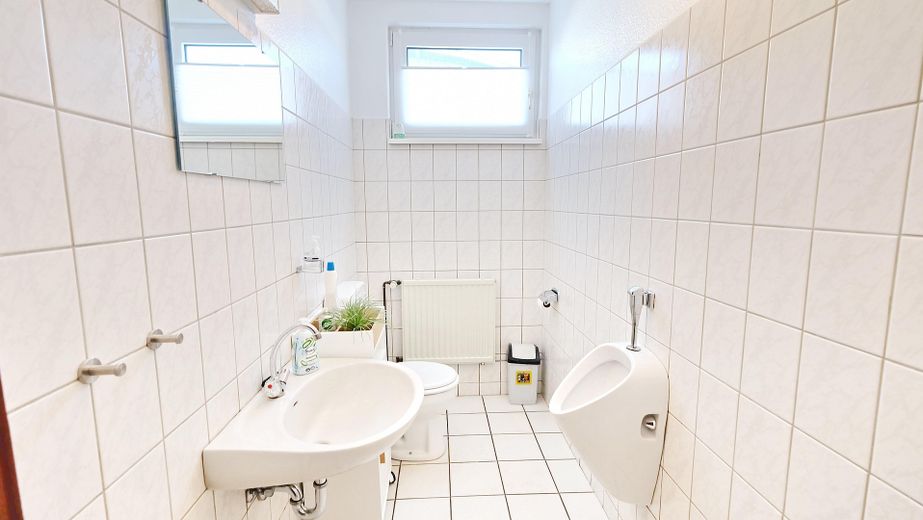 Gewerbehalle mit Ausstellungsfläche, Werkstatt und Büro in Wolfenbüttel-Linden – Herren-WC