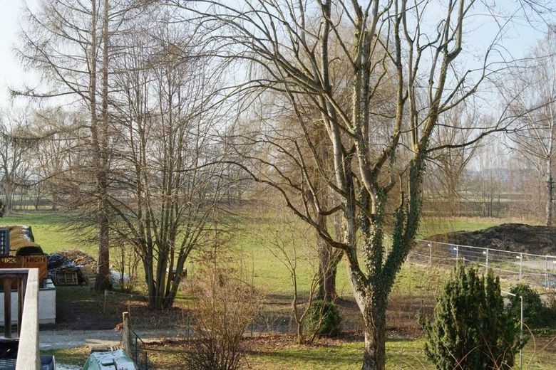 Avis aux investisseurs : duplex habité et meublé de 4 pièces avec cuisine, salle de bains et WC supplémentaires, dans un quartier calme proche du centre – Blick nach West