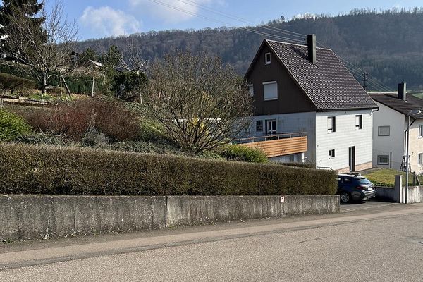 „Omas Häusle“, sofort verfügbar, mit großem Garten, schöner Lage und reichlich Potential !