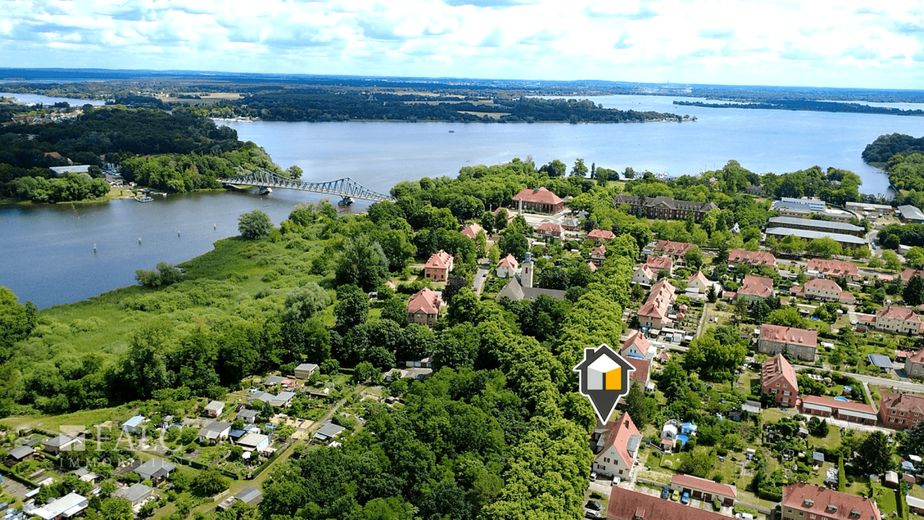 Wohnen zwischen Seen und Wald: Charakterhaus mit Kamin, Garten &amp; Pool – Wohnen inmitten einer außergewöhnlichen Wasserlandschaft