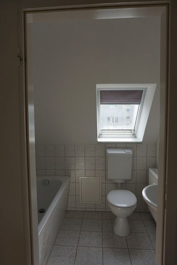 Świeżo wyremontowane, jasne mieszkanie na poddaszu – tylko 5 minut do portu w Zwenkau – Foto 11
