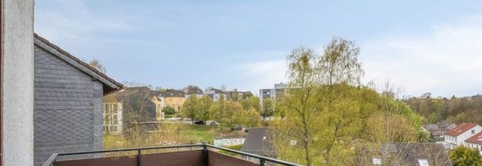 Modernisierte Doppelhaushälfte mit 142 m² Wohnfläche, Garten, Garage und Weitblick