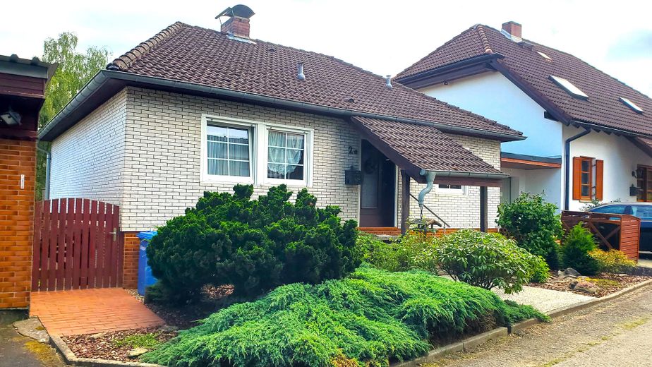 Casa prefabbricata ben tenuta in posizione tranquilla: la vostra casa ricca di fascino – Ansicht vorne