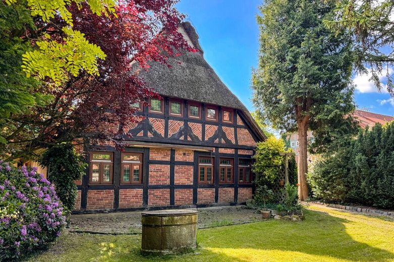 Wohnen im Denkmalschutz 6 Zimmer Reetdach Fachwerk Bauernhaus mit Gästehaus &amp; Scheune in Stuhr – Fachwerkhaus