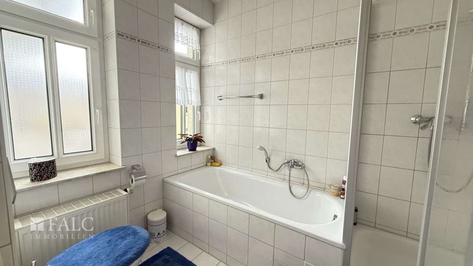 Bad mit Dusche und Wanne