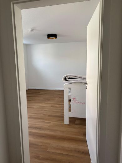 شقة جديدة مُجددة بالكامل من 4 غرف بمساحة 111م2 مع شرفة كبيرة – Schlafzimmer