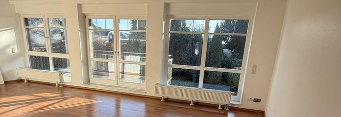 Appartement lumineux de 3,5 pièces à Sasel | Balcon exposé sud-ouest & 2 places de stationnement en parking souterrain – Wohnzimmer_Fensterfront