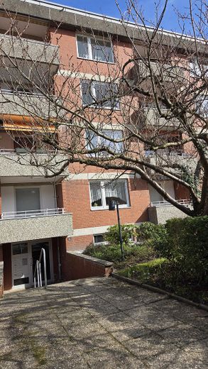 Appartamento ristrutturato di 3 locali con loggia in una tranquilla strada senza uscita di Amburgo-Schnelsen – Hausansicht