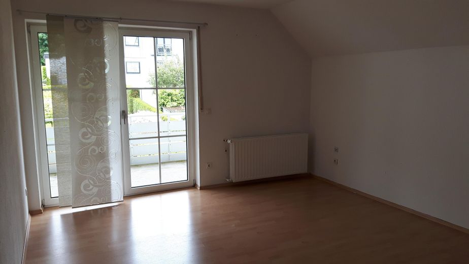 2-Zimmer Wohnung mit Blick ins Grüne – Wohnzimmer