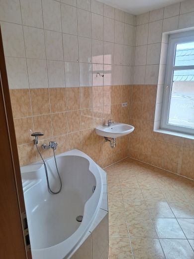 Bright 3-room apartment with large daylight bathroom and dressing room in Zwickau-Crossen – Eckbadewanne