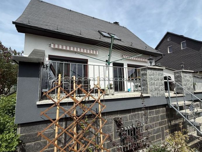 Casa unifamiliare pronta per essere abitata con ampio balcone, garage, 2 bagni e terreno soleggiato – Photo 1