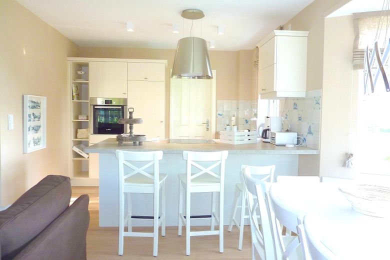 Offener Küche mit Sitztresen