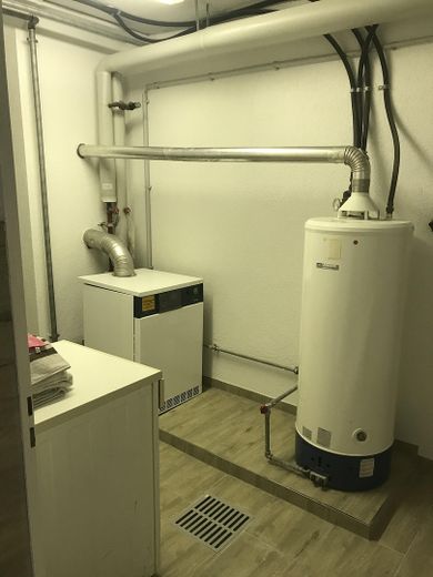 Posizione unica: edificio commerciale e casa unifamiliare direttamente al confine svizzero, presso la stazione ferroviaria – Heizraum