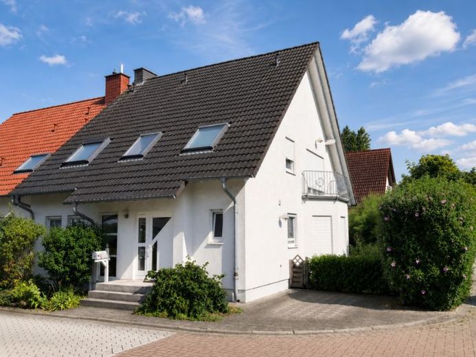 Großzügige Doppelhaushälfte mit Garten, Kamin und Garage in familienfreundlicher Lage – Foto 1