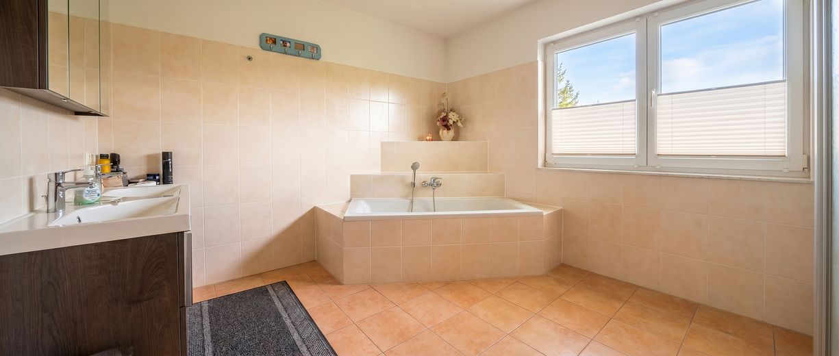 Einfamilienhaus mit großem Grundstück, Wintergarten, Hot Tub und fünf Garagen in Zwenkau – Familienbad