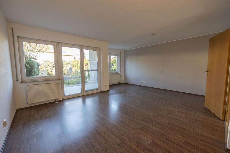 Vollunterkellertes Reihenhaus in ruhiger Stadtrandlage mit Garten und separater Garage – Wohnzimmer EG