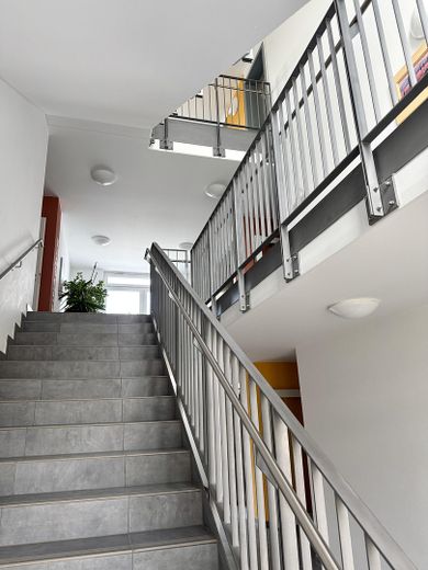 Zo goed als nieuw appartement in een meer-generatiewoning met garage, geschikt voor ouderen en drempelvrij – Treppenhaus