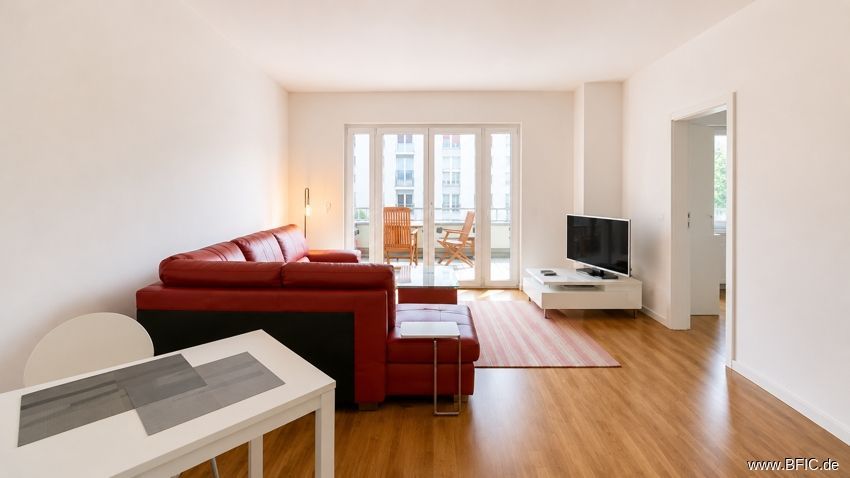 elegante 2-Zi.-Wohnung mit großem Balkon - möbliert vermietet nähe Spittelmarkt – Wohnzimmer