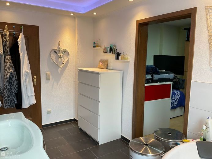 Ihr Haus, Ihre Terrasse, Ihr Pool – Badezimmer