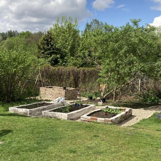 PROVISIONSFREIES JUWEL - Sanierte Altbauvilla mit großem Garten – Hochbeete