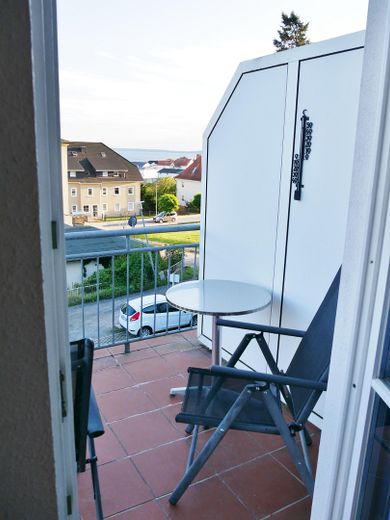 Balkon mit Sitzmöbel u. Tisch
