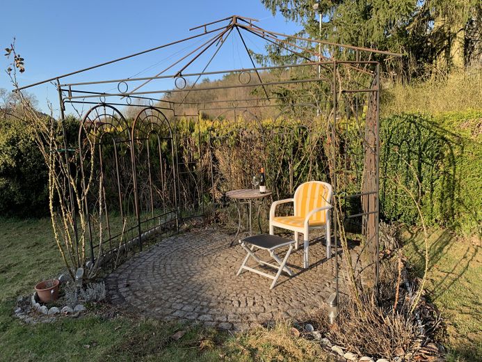 Modernisierter Wohnsitz oder Ferienhaus provisionsfrei von Privat – Pavillon in der Abendsonne