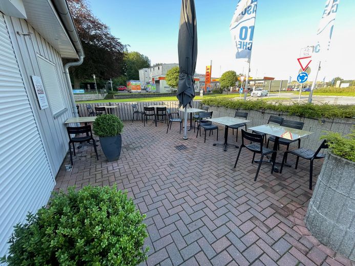 SB-Waschplatzanlage inclusive Imbiss mit Gastraum und Außenterrasse – Terrasse Imbiss