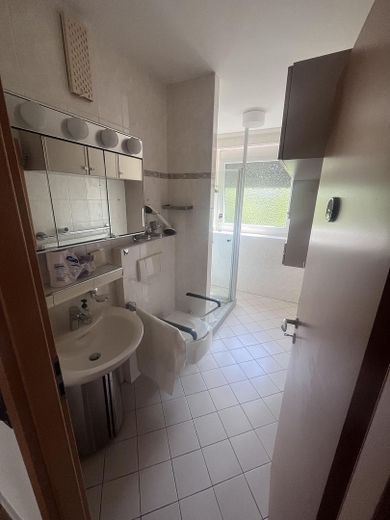 Frisch renovierte 75 m²-Wohnung mit Balkon, Aufzug & EBK in Hannover-Bothfeld-Vahrenheide – Duschbad
