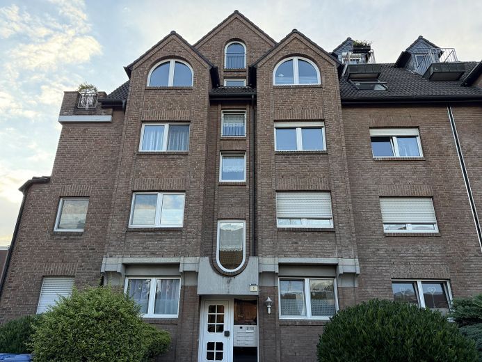 +++RESERVIERT+++ Maisonette-Wohnung mit großem Sonnenbalkon inkl. Tiefgarage in Oberhausen-Alsfeld – Außenansicht 2