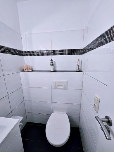 DA PRIVATO!! Casa a schiera centrale adatta alle famiglie con giardino e 2 posti auto ad Ahrensburg – Gäste-WC