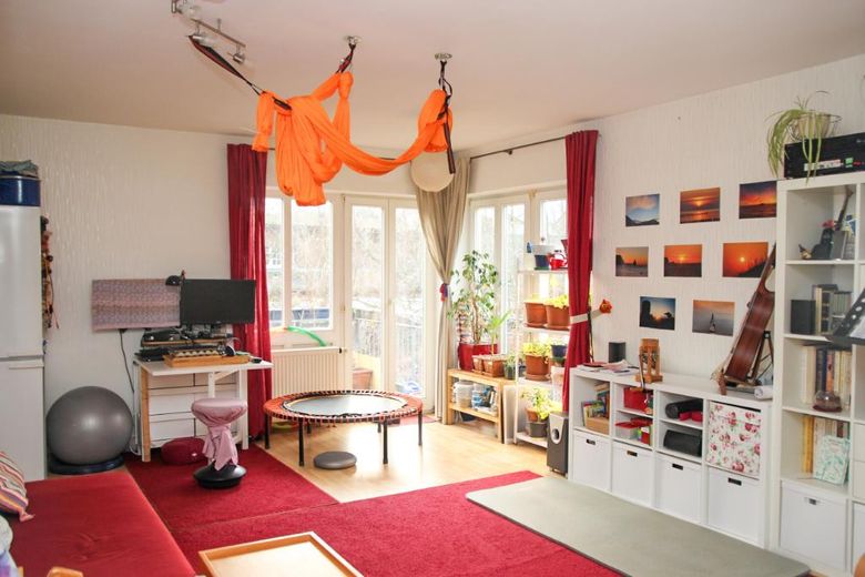 2 odalı Pankow dairesi; balkon, bahçe, bisiklet bodrumu, bodrum deposu (yeraltı otoparkı) – Wohnzimmer mit Balkon